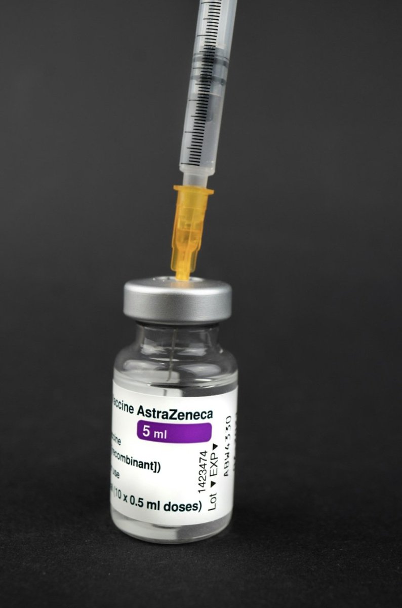 OVNIS_UFOs's tweet photo. 💉🧬⚠️🚨🌎GRAN NOTICIA

#AstraZeneca ha DEJADO silenciosamente de producir su inyección de covid y ahora ha sido RETIRADA del mercado de la #UE.

Finalmente sucedió. Esto es absolutamente MASIVO.

Esto se produce cuando acaban de #ADMITIR ante el #tribunal que su producto puede #causar efectos secundarios graves de #coagulación #sanguínea.🩸

El gigante farmacéutico está siendo demandado en una #demanda #colectiva en la que las víctimas y sus familiares piden una compensación por los efectos secundarios de su producto.

A partir del 7 de mayo, su inyección de covid dejará de comercializarse en Europa.

No se puede subestimar el impacto que esto tendrá.

"Ahora trabajaremos con los reguladores y nuestros socios para alinearnos en un camino claro a seguir para concluir este capítulo y nuestra importante contribución a la pandemia de Covid-10", dijo AstraZeneca.

AstraZeneca dice que ha habido una disminución en la demanda de su inyección y que "ya no se fabrica ni se suministra".

En el sitio web oficial de la UE, la Comisión Europea ha redactado un documento donde confirma que se retira la autorización de comercialización otorgada a la inyección de AstraZeneca.

"A petición del titular, se retira la autorización de comercialización concedida mediante la Decisión C(2021) 698(final) de 29 de enero de 2021 para el medicamento "Vaxzevria - Vacuna COVID-19 (ChAdOx1-S [recombinante])".

Esta es una gran noticia.

Finalmente, después de tantos años, el producto está siendo retirado del mercado.

La pregunta es, ¿cuántas personas han sufrido efectos secundarios? ¿Está AstraZeneca tratando de ocultarlo? ¿Podría ser esa la verdadera razón por la que ahora están retirando repentinamente su inyección?

Definitivamente es interesante que esto esté sucediendo al mismo tiempo que se está llevando a cabo una demanda colectiva masiva contra ellos.

Apenas he visto a nadie en los principales medios de comunicación informar sobre esta noticia MASIVA. ¡Así que, por favor, compártala en todas partes!