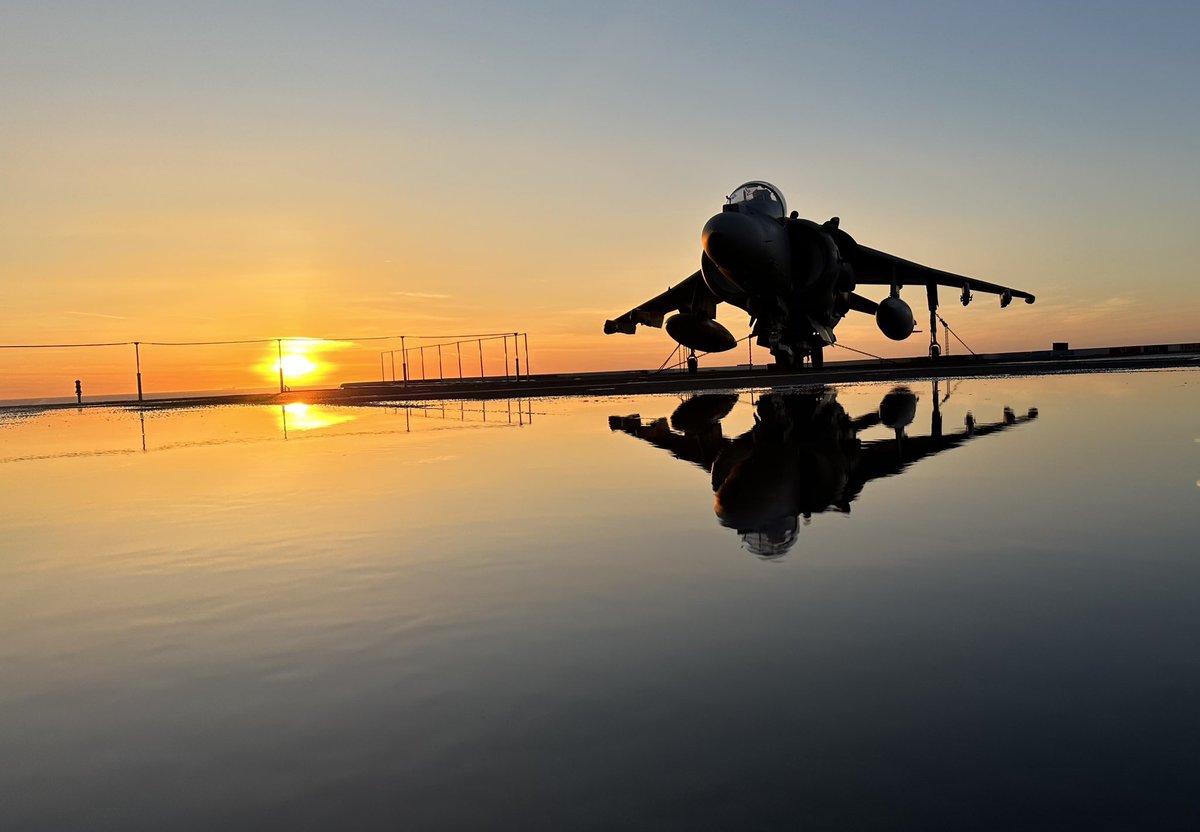 Dusk settles over the Mediterranean 🌊 On any given #NeptuneStrike day, the formidable air wing ✈️ aboard 🇪🇸 ESP Juan Carlos I stands poised to assert control of European skies & seas. Integrated through #STRIKFORNATO into collective vigilance activities, Aircraft carriers…