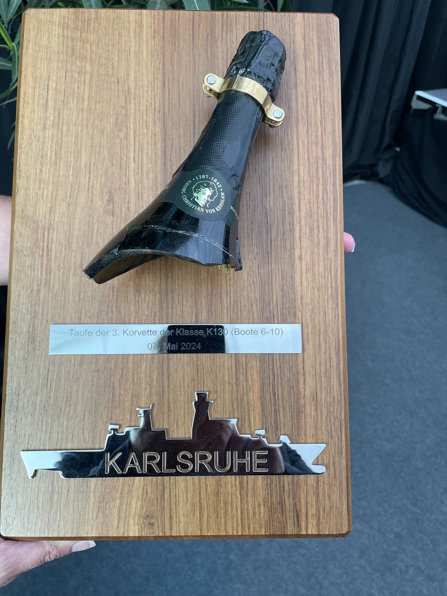 Markus Grübel MdB (@gruebelmdb) on Twitter photo Taufe #Korvette KARLSRUHE in HH.Auf meine Initiative mit KESSLERSekt aus <a href="/EsslingenTweets/">Esslingen am Neckar</a> Im Gegenzug habe ich das BadnerLied aus voller Brust mitgesungen.Der Besatzung wünsche ich allzeit gute Fahrt. <a href="/deutschemarine/">Deutsche Marine</a> <a href="/ez_online/">Eßlinger Zeitung</a> <a href="/Stadt_Karlsruhe/">Stadt Karlsruhe</a> Taufe #Korvette KARLSRUHE in HH.Auf meine Initiative mit KESSLERSekt aus <a href="/EsslingenTweets/">Esslingen am Neckar</a> Im Gegenzug habe ich das BadnerLied aus voller Brust mitgesungen.Der Besatzung wünsche ich allzeit gute Fahrt. <a href="/deutschemarine/">Deutsche Marine</a> <a href="/ez_online/">Eßlinger Zeitung</a> <a href="/Stadt_Karlsruhe/">Stadt Karlsruhe</a>