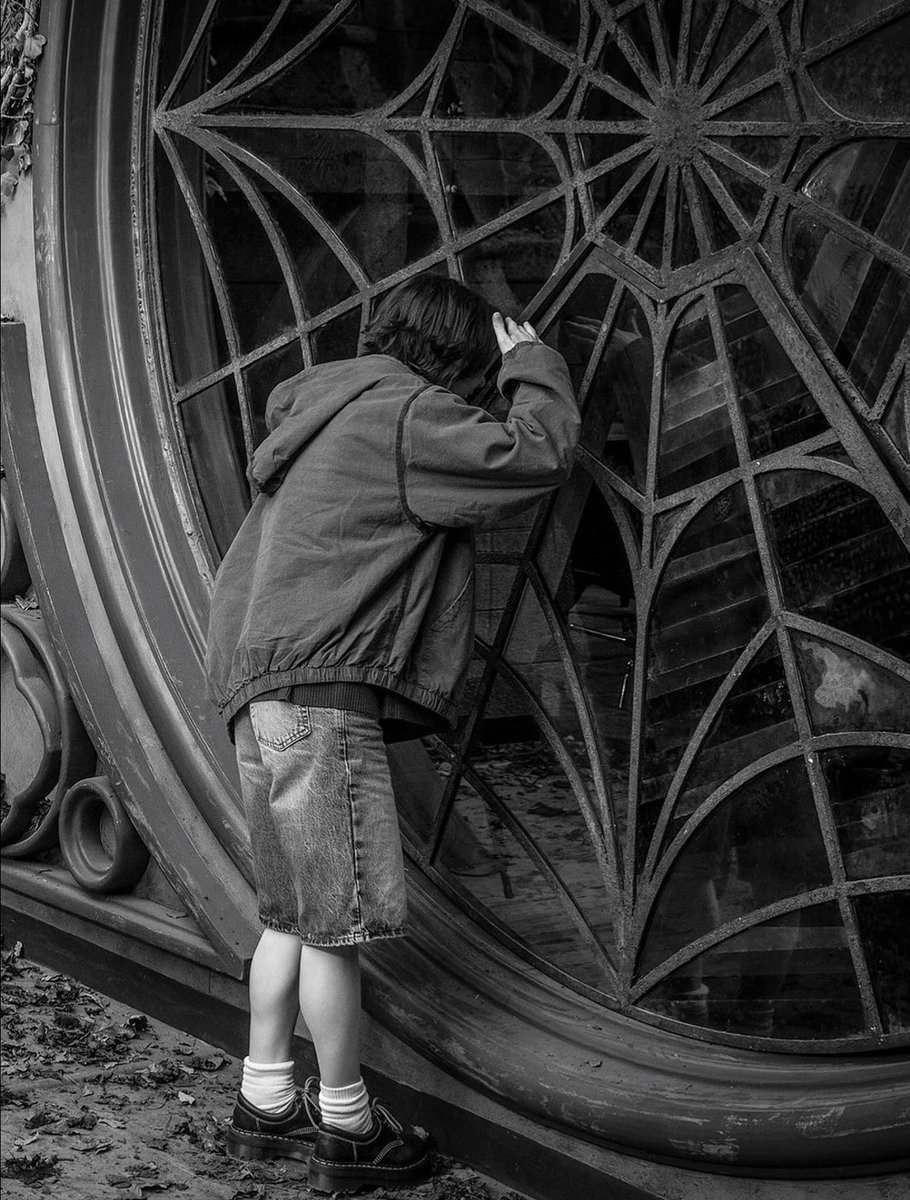 dailywencIair's tweet image. jenna and emma in black + white 1/2