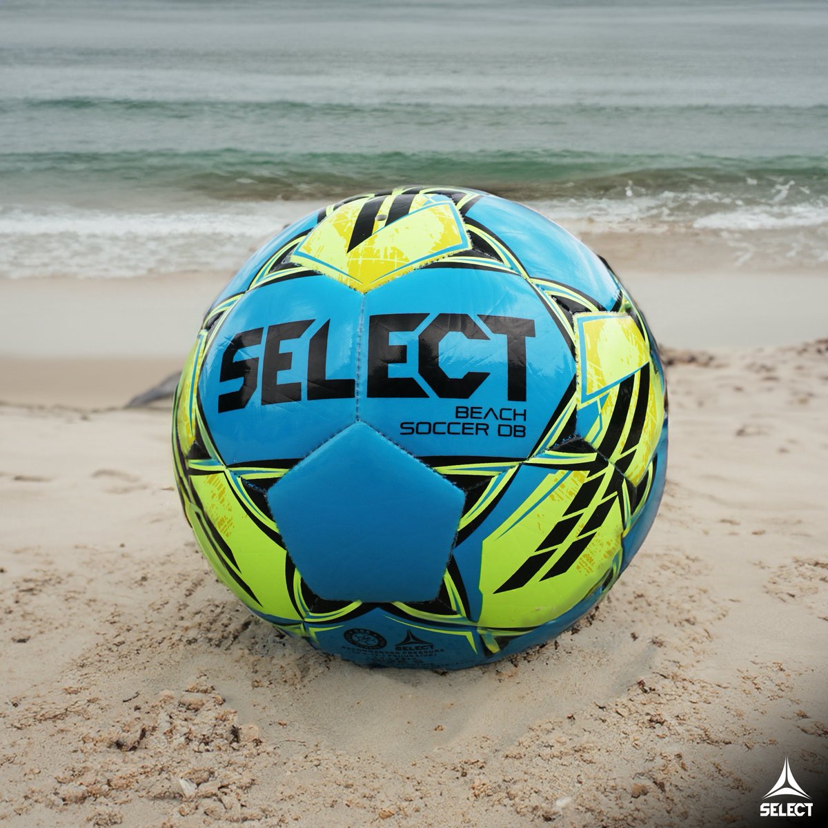 The weather is heating up quickly... Get ahead of the wave this summer with the Beach DB 🌊 ⚽️: us.select-sport.com/products/beach…