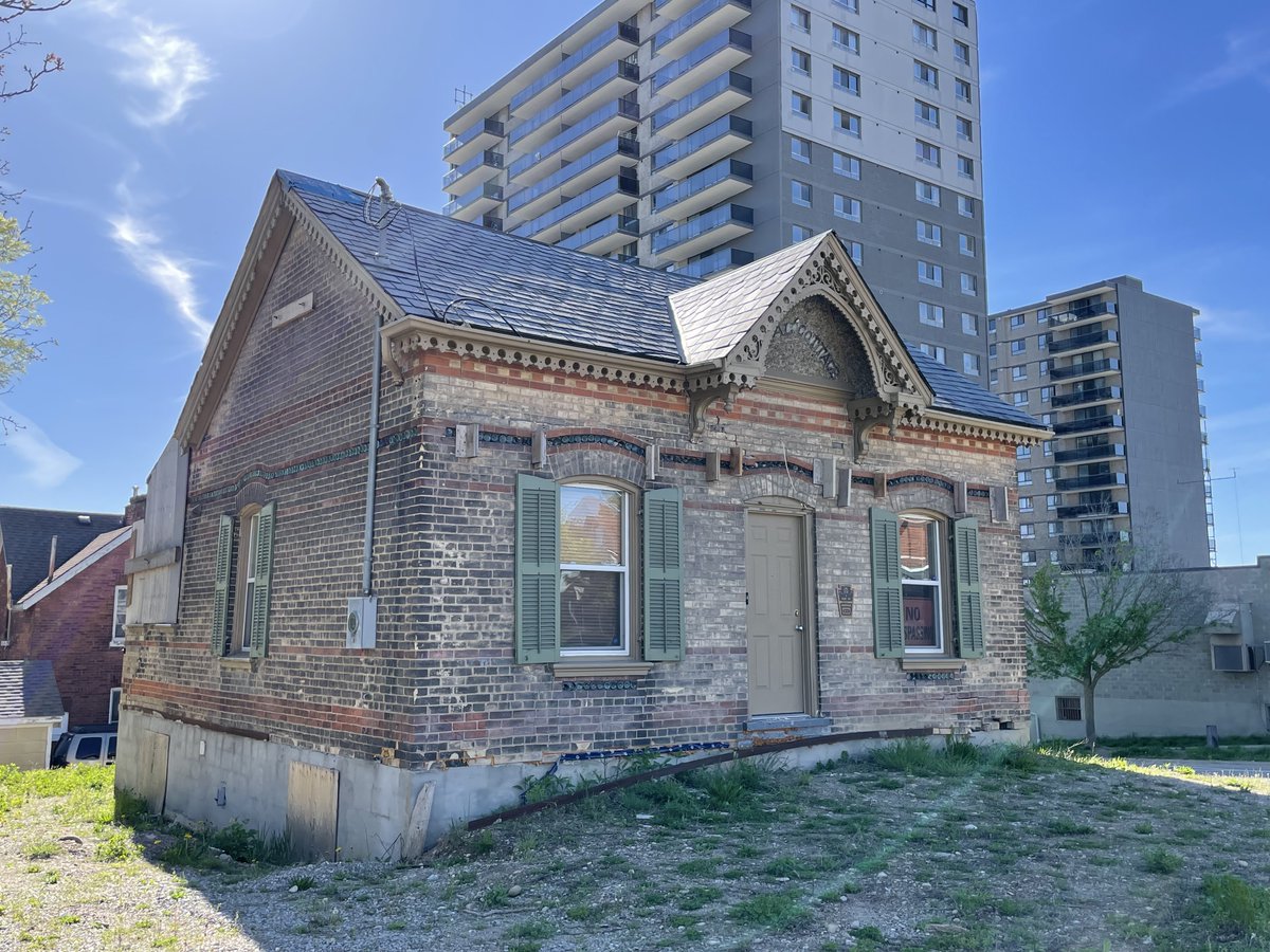 Branthistorical's tweet photo. "The Brant Historical Society is pleased to announce that the Crystal Cottage is now in the hands of Dan and Carol-Lyn Brown, local restorers of heritage buildings across the city and county” declared Murray Angus, President of the BHS.

For More: https://t.co/ZYrEN59LPC

(1/2) https://t.co/kfijv03QO7