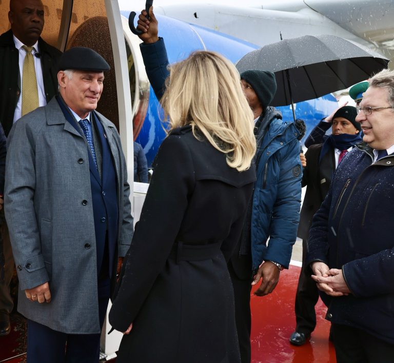 CITMAVCL's tweet photo. Temperatura muy fría, lluvia y una ligera nieve, dieron la bienvenida a la delegación de la isla en visita de trabajo que se extenderá hasta el 9 de mayo y que coincide con la realización en #Moscú, del Consejo Supremo Económico Euroasiático del que #Cuba es Estado observador. https://t.co/JmHrZ7Hzuv