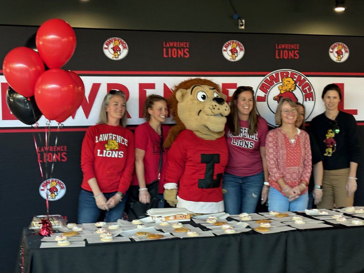 It's Chesty's birthday today! Students were able to enjoy listening to the Jazz band at lunch in addition to being served cookies by our PTO.