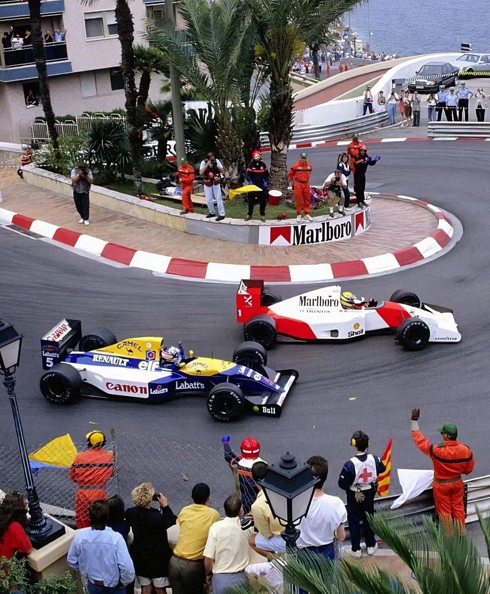 One most iconic Formula 1 📸 all time.
Ayrton Senna  🆚 Nigel Mansell at Monaco hairpin, Monte Carlo '1992

#F1 #McLaren #Senna #Williams #Mansell #MonteCarlo #MonacoGP