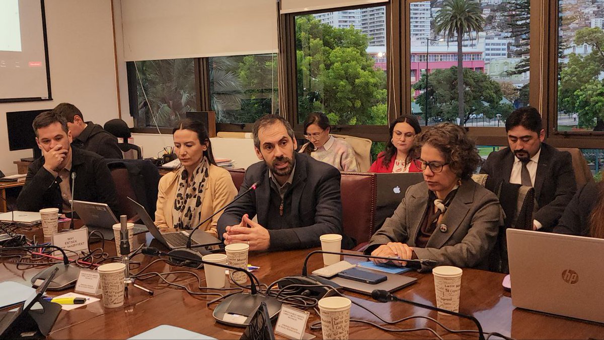 El ministro de Economía @nico_grau y la ministra de @MMAChile @Maisa_Rojas fueron parte de la Comisión de Medio Ambiente del @Senado_Chile donde continua la tramitación del proyecto de ley de Evaluación Ambiental 2.0.