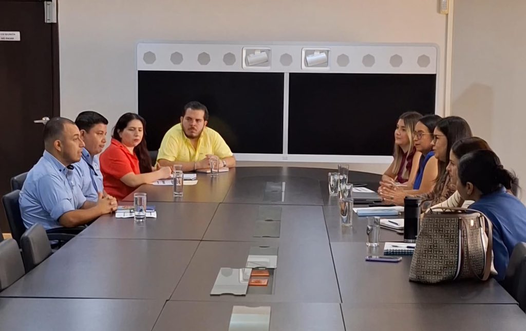 Produccion_Ecu's tweet photo. 📍Guayas | La Subsecretaría de Calidad e Inocuidad de @Produccion_Ecu mantuvo reunión con miembros del Departamento de Programa de Alimentos Procesados de Origen Animal de @MinSaludGuate, a fin de abrir establecimientos que permitan la exportación acuícola y pesquera a Guatemala. https://t.co/sWIkQNZFGa