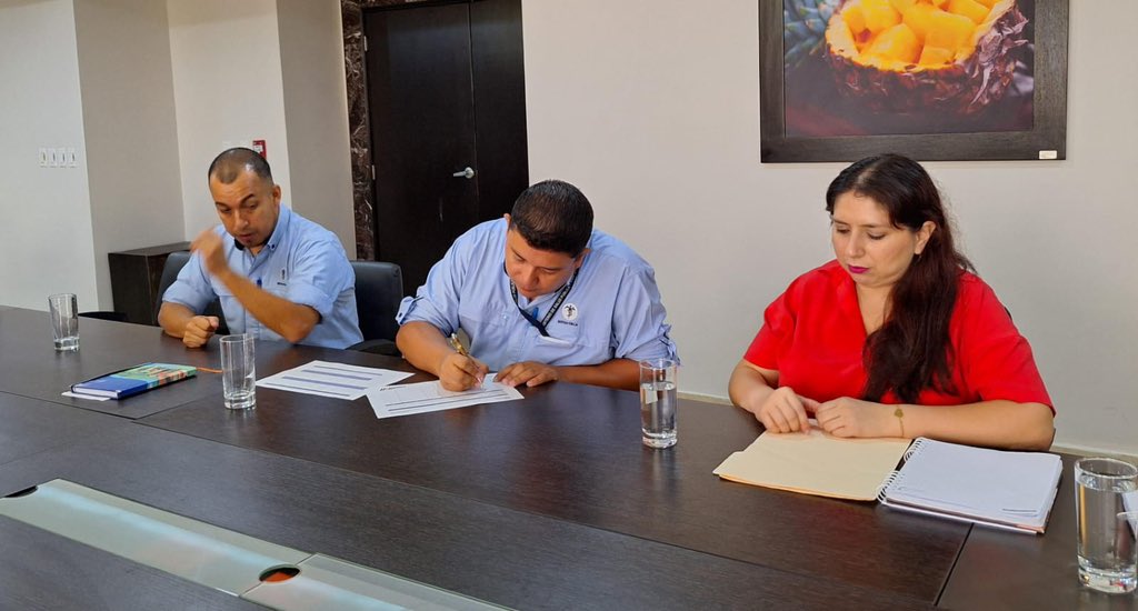Produccion_Ecu's tweet photo. 📍Guayas | La Subsecretaría de Calidad e Inocuidad de @Produccion_Ecu mantuvo reunión con miembros del Departamento de Programa de Alimentos Procesados de Origen Animal de @MinSaludGuate, a fin de abrir establecimientos que permitan la exportación acuícola y pesquera a Guatemala. https://t.co/sWIkQNZFGa