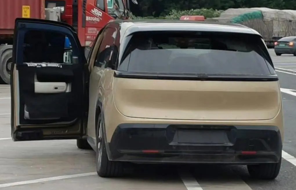 Zeekr MIX electric MPV - at the charging station in China.

Zeekr is a Chinese EV brand under the Geely Group. The Zeekr MIX is a very interesting MPV with a new door design: it has two sliding doors at the right side, one slides forwards and one rearwards. On the left, it has a…