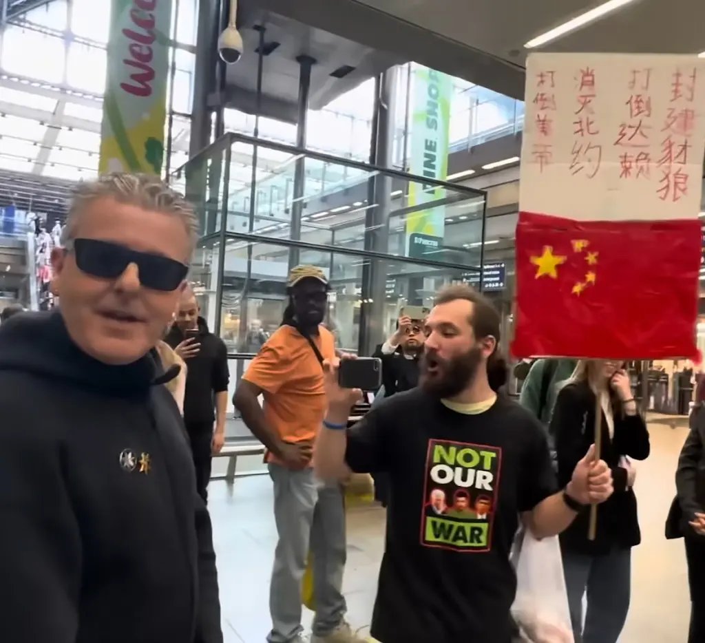 Can anyone  translate the Mandarin above Krusty's flag?