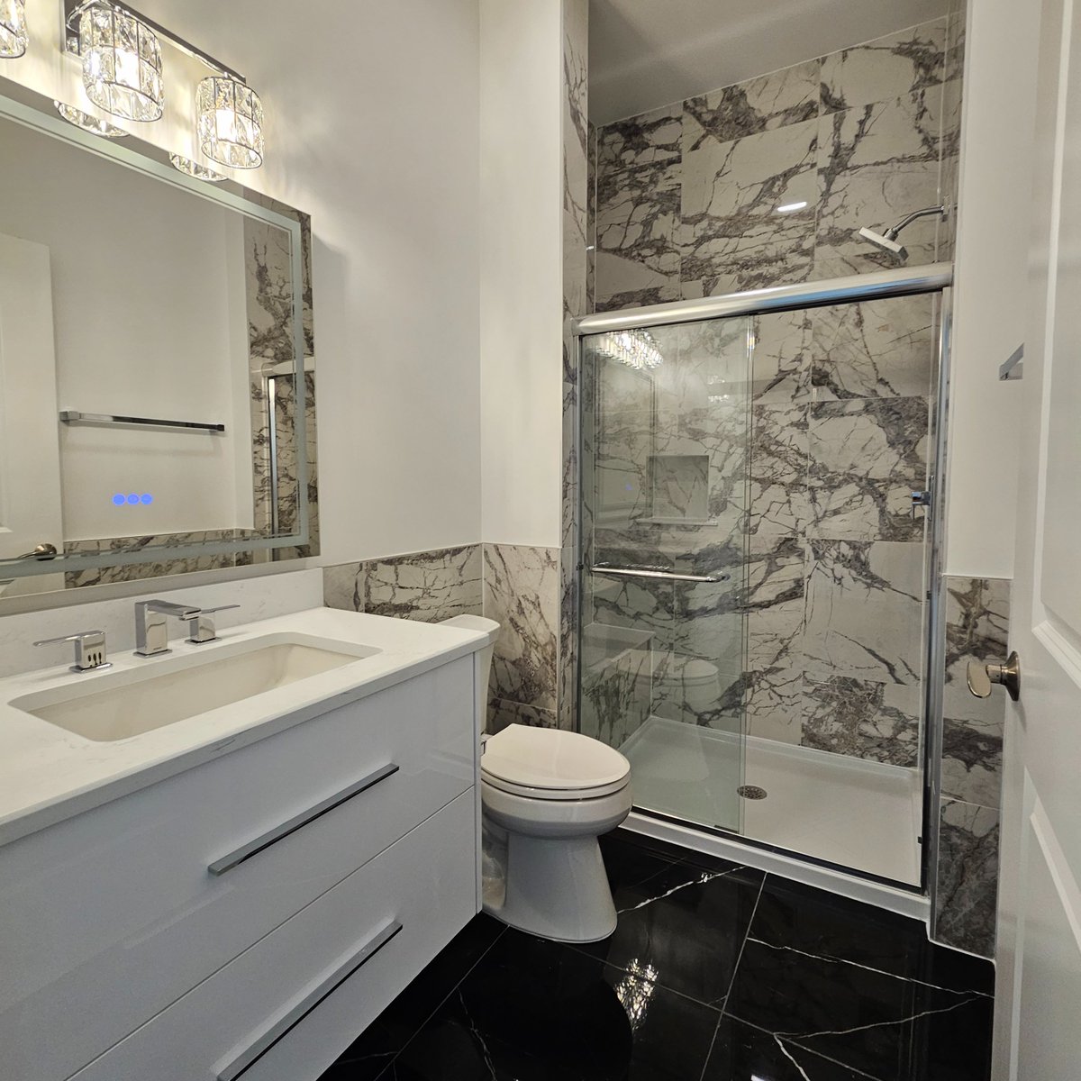 Love the black, white and gray in this 1st floor #bathroomdesign! 😊 Notice the oversized #sink & #smartmirror. Our #modelhome is open from 11 am - 5 pm at 4012 Alfalfa Ln #Naperville #newhome #newhomedesign #newhomebuilder #newhomeconstruction #newconstruction #homebuilder