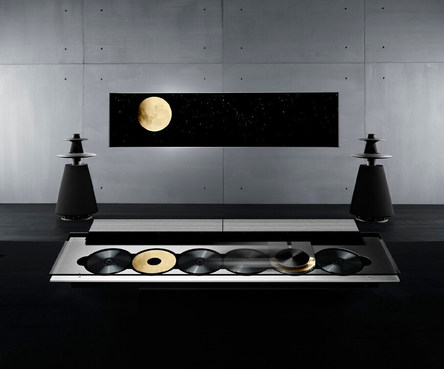 The sleek design of Beosound 9000 included a motorised glass lid, touch-sensitive buttons and state-of-the-art technology. Now the Beosound 9000 has been recreated for the Beosystem 9000c. Learn more: bang-olufsen.com/en/dk/speakers… #Beosystem9000c #BangOlufsen