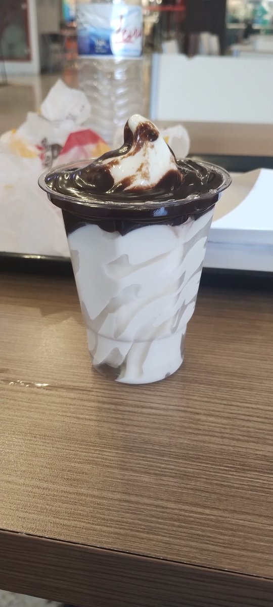 HugoMacedo's tweet photo. Sundae podrão, digo, padrão @BurgerKingBR https://t.co/4PsJE6jIk2