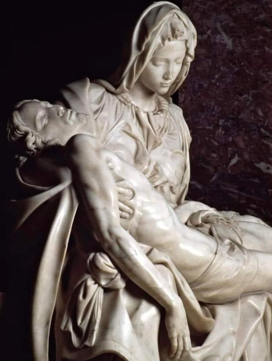Arteymas_'s tweet photo. Michelangelo Buonarroti solo tenía 23 años cuando creó la famosa Piedad. Un cardenal francés encargó el trabajo y le llevó a Miguel Ángel sólo menos de dos años completarlo (1498-1499).

Fue hecha de un solo bloque de mármol de Carrara y es la única escultura que el artista ha firmado.