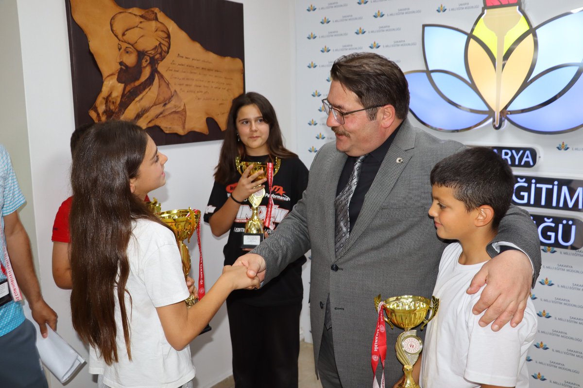 Sakarya İl Millî Eğitim Müdürlüğü (@sakaryamem) on Twitter photo Okul Sporları Müsabakalarında il derecesi elde eden Pamukova Pınarlıbacı Ortaokulu öğrencileri, Beden Eğitimi Öğretmeni Volkan Malkoçoğlu ile birlikte İl Millî Eğitim Müdürümüz <a href="/coskunbakirtas/">Coşkun BAKIRTAŞ</a>’ı ziyaret etti. Müdürümüz, öğrencilerimize başarı dileklerinde bulundu. Okul Sporları Müsabakalarında il derecesi elde eden Pamukova Pınarlıbacı Ortaokulu öğrencileri, Beden Eğitimi Öğretmeni Volkan Malkoçoğlu ile birlikte İl Millî Eğitim Müdürümüz <a href="/coskunbakirtas/">Coşkun BAKIRTAŞ</a>’ı ziyaret etti. Müdürümüz, öğrencilerimize başarı dileklerinde bulundu.