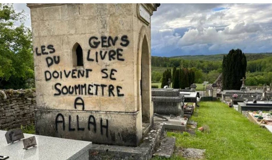 Geronimuslll's tweet photo. Cimetière en Dordogne.

Qui fait ça ? https://t.co/z7rRDJsDWC