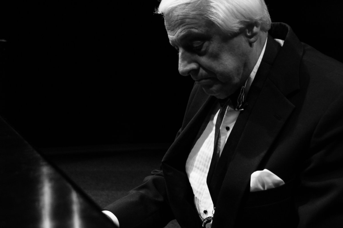 ✨ Free Jazz Tonight ✨

An icon takes the stage as Frank Cunimondo performs at 5 PM in the Lounge at the Greer Cabaret Theater!

Part of the <a href="/MCGJazz/">MCG Jazz</a>