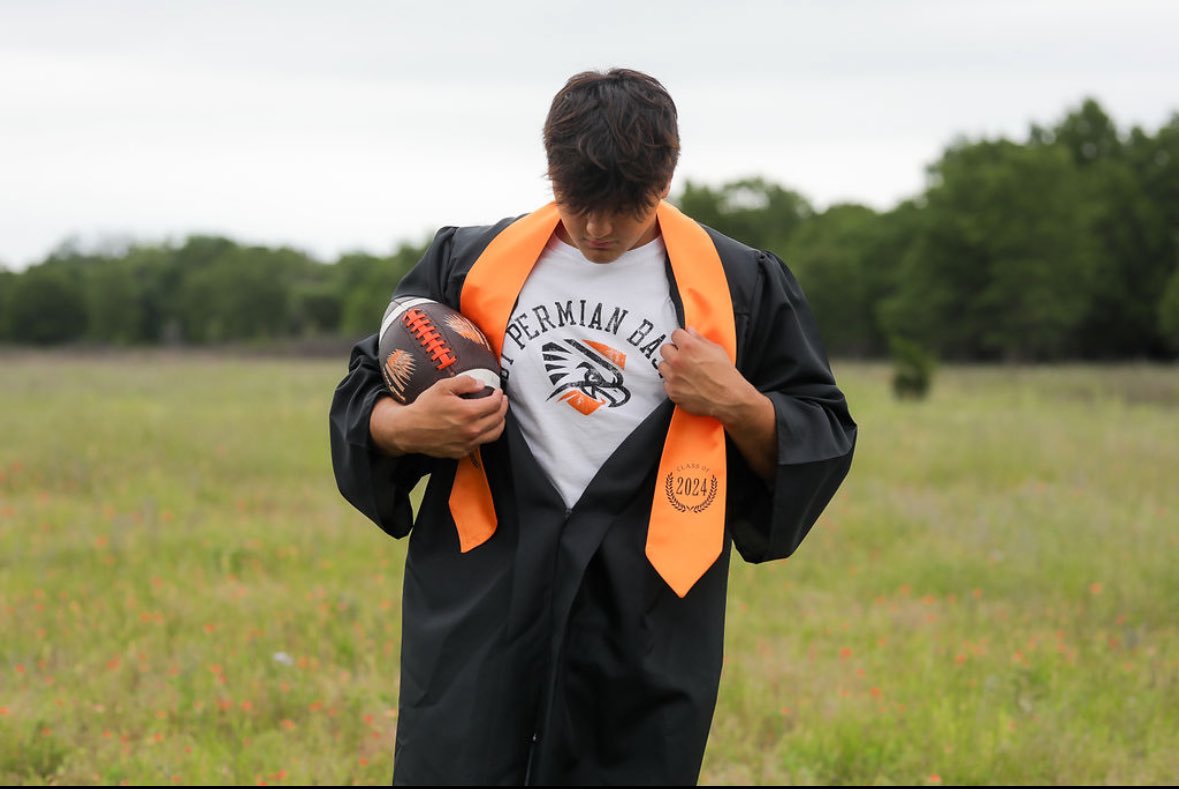 MissyCastro44's tweet photo. It’s getting closer to that next chapter. We are so proud of you Kelby🧡🖤🧡 @CastroKelby44 https://t.co/81OH4cwEPY