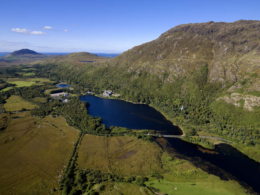 Cercasi: partecipanti per un'avventura da fiaba ambientata a Kylemore Abbey nella Contea di Galway🏰
Si richiede una grande passione per le storie d'amore e d'azione!  😉
Chi viene con noi? 
#Irlanda #IrlandaDrittoAlCuore #KylemoreAbbey