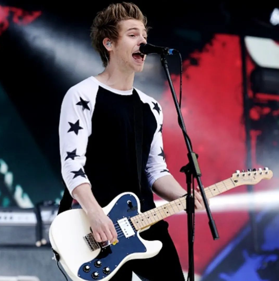 lukehmmingsta's tweet photo. "Singing some stuff"

june 22, 2014 https://t.co/1Ux4Re7iTb