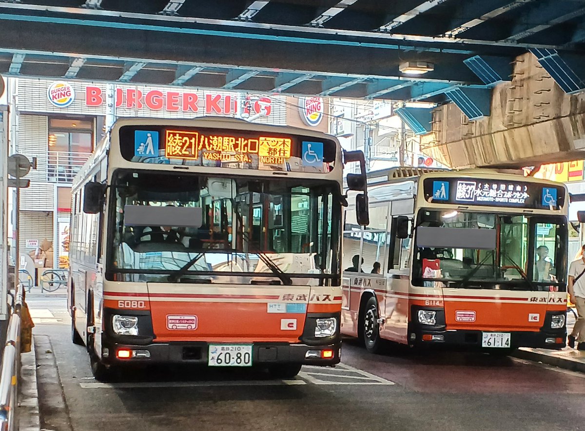 東武バス　6080号車と6114号車
綾瀬駅にて