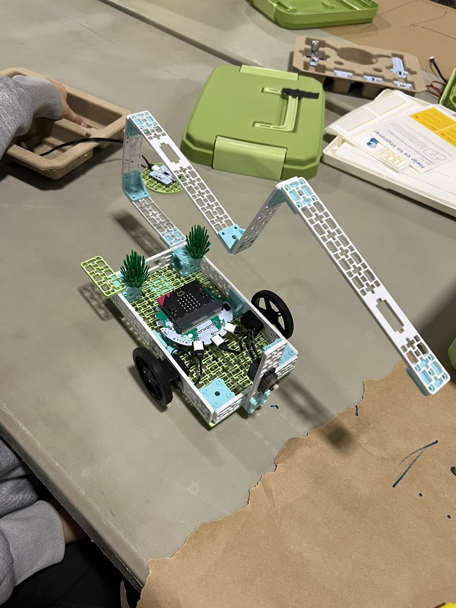 InkSmith3D's tweet image. It never ceases to amaze us how creative students can be when given the right materials and opportunity to explore! 

These are some of our favourite robotic Tree Seeders from our Climate Action Kit workshop at @skillsontario yesterday! 

#microbit #teachcoding