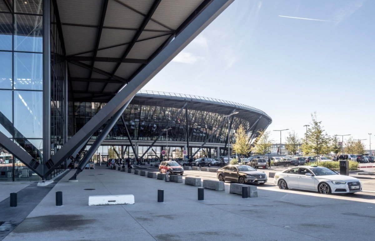 💡#Lyon #SaintExupéry : Bientôt 800 points de recharge électrique ! Une initiative ambitieuse pour promouvoir une #mobilité durable et écologique. bit.ly/3xwEqwn @lyonaeroports @TotalEnergies