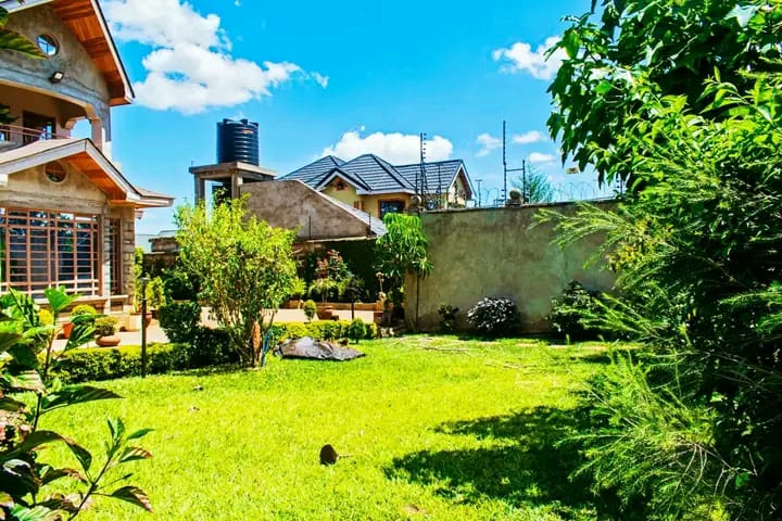 4 bedroom house all en-suite.
Study room, with an attic that has a bedroom,
Prayer room.
Lobby,Big kitchen with a pantry,Servant Quarter, SQ ,Underground water tank,30000 litres,10000litres water,tank,Solar system connected,CCTVs and a perimeter wall,Sitting on 1/4 an Acre.