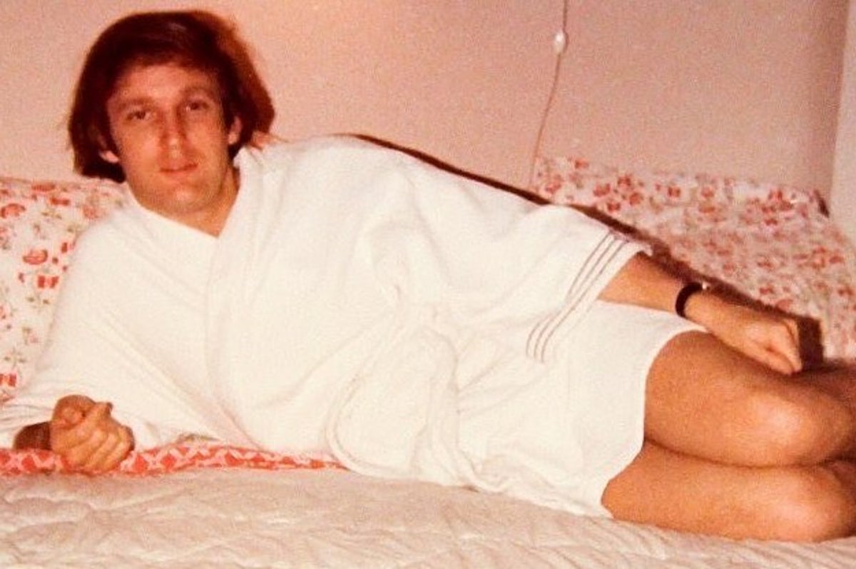 OMG, Stormy Daniels just said that trump was wearing silk or satin pajamas and all I can see is this 😂😂😂