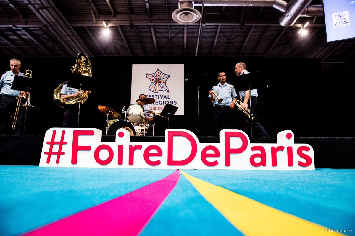 Aujourd’hui, la musique de la BSPP enflamme la #FoireDeParis  !  Nous vous attendons nombreux samedi, pour venir encourager le groupe de gym, découvrir les opportunités de recrutement au stand des #PompiersDeParis et échanger avec l'@ADOSSPP. On compte sur votre présence ! 🎶👩‍🚒