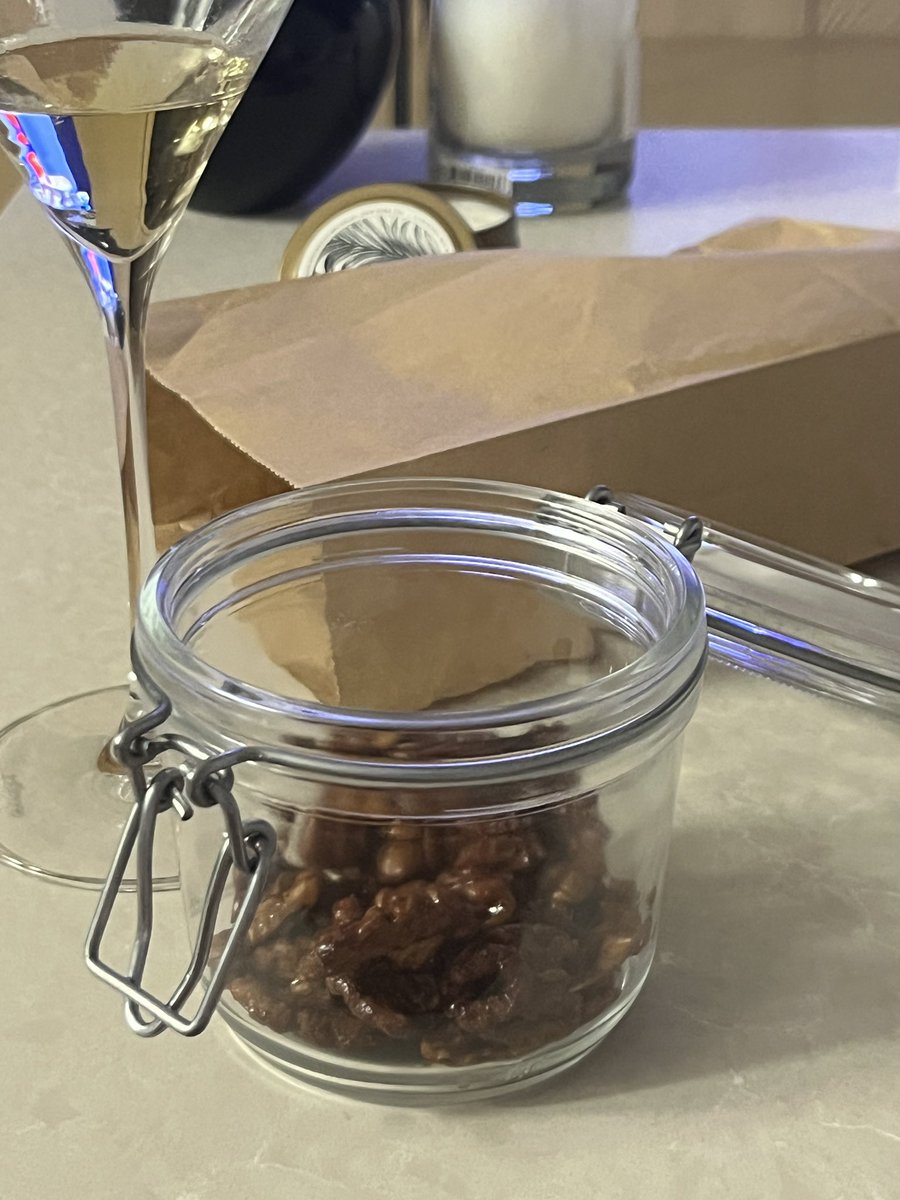 답례품으로 돌리고 남은 호두과자.. 멈출 수 없음을