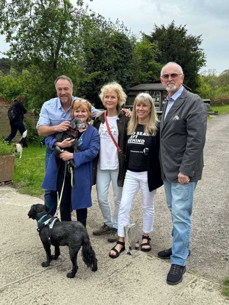 Great to visit @manechance sanctuary last Sunday wonderful to be in the company of @richwildart @lesley_nicol @springmeister @moonbearJill the most compassionate people in a sanctuary that breathes kindness..great work. Thank you @AlisonWard1954 for sharing 👏👏👏
