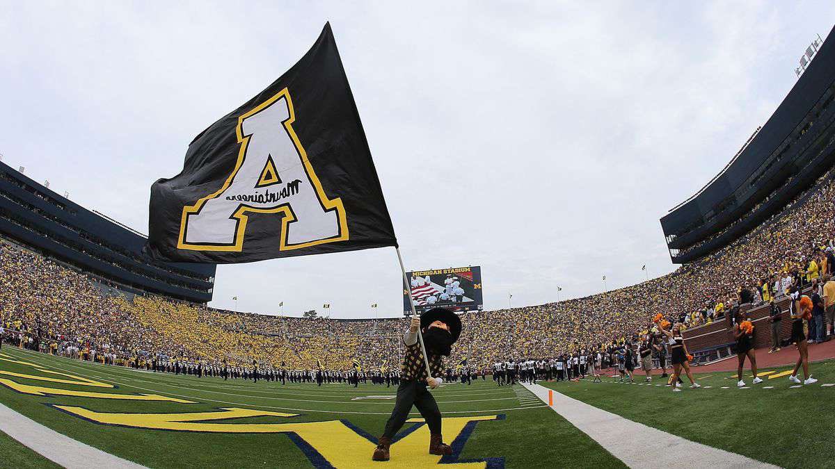 #AGTG Blessed to receive my first division 1 offer to App state @AJHOWARD_ASU @coachtgulla @CFuller46 @AppState_FB