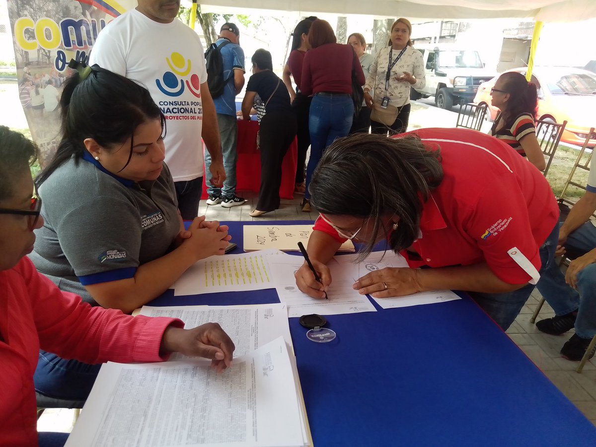 #EnFotos📸 Acto de firma de convenio entre las organizaciones de base del poder popular del estado #Monagas y el Consejo Federal de Gobierno,para el financiamiento de los proyectos priorizados en la Consulta Popular 2024. 🙋🏻‍♂️🗳️🙋🏻‍♀️
@GuyVernaez 
@EulaliaTabares 
@fcimonagas