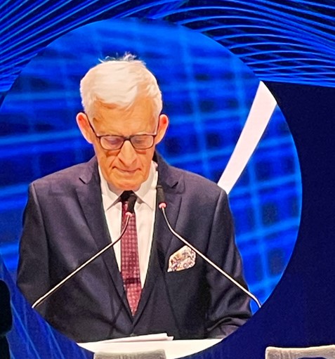 Opening of @EECKatowice - MEP @JerzyBuzek underlined that relay of 🇵🇱 governments led to 🇵🇱 accession. Now we can benefit from exceptional achievements of Poland in 🇪🇺 & work on the solutions for future challenges.
