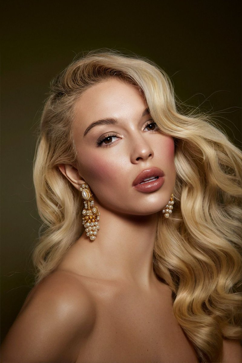 Impresionante 🙌🏻 @zaharabao5 con pendientes de oro y perlas de @isabelalconjewels #vintage .
Producción: @kleykafe 💖 para <a href="/diorbeauty/">DiorBeauty</a> #diormakeup #dioraddict 💄
Peluquería: @patrizio_niccolai 💖
Estilismo: <a href="/crissterron/">Cristina Terrón</a> 
Asistente: @pilarluengo_  
#vintagejewlery #oro #perlas