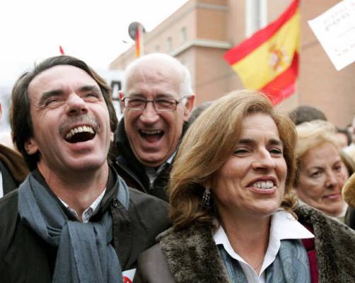 José María Aznar acusa a Sánchez de farsante, mentiroso y autócrata. En cambio, asegura que él nunca mintió cuando era presidente de gobierno. Su falta de vergüenza solo es comparable a su indigencia mental. Aún le recuerdo asegurando que había armas de destrucción masiva en Irak…