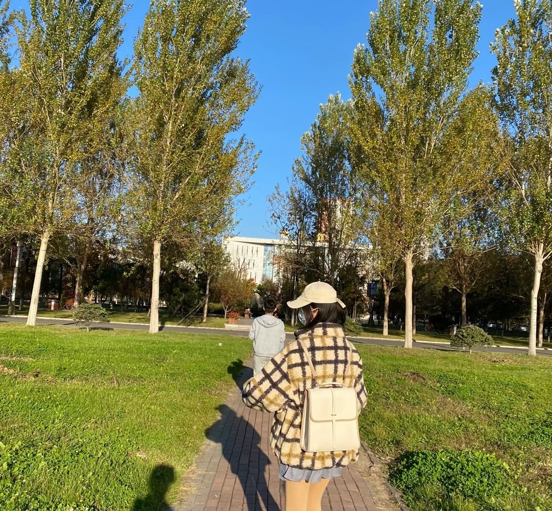 xiaotuijing's tweet photo. 今天有俩个学弟向我要联系方式惹 https://t.co/uJOsqn79uX