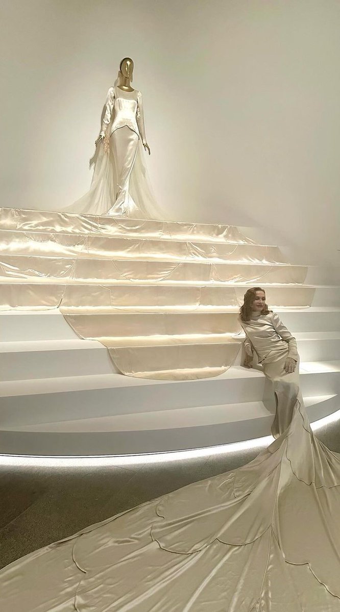 Isabelle Huppert is the great-granddaughter of one of the four sisters who founded Callot Soeurs, the French fashion house renowned in the early 20th century. Her wedding gown is a Balenciaga reinterpretation of the original 1930 wedding dress. 💖#MetGala
