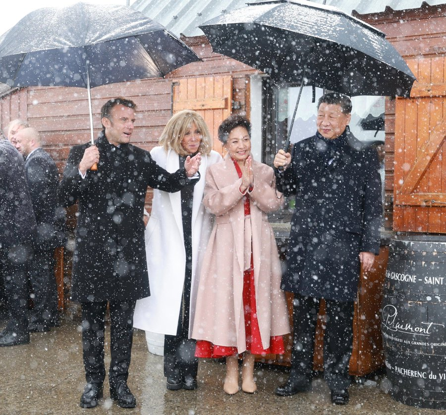 It is snowy and cold, but the gathering is shiny and warming. 
#ChinaEurope2024 #ChinaFrance60 #XiJinping #EmmanuelMacron