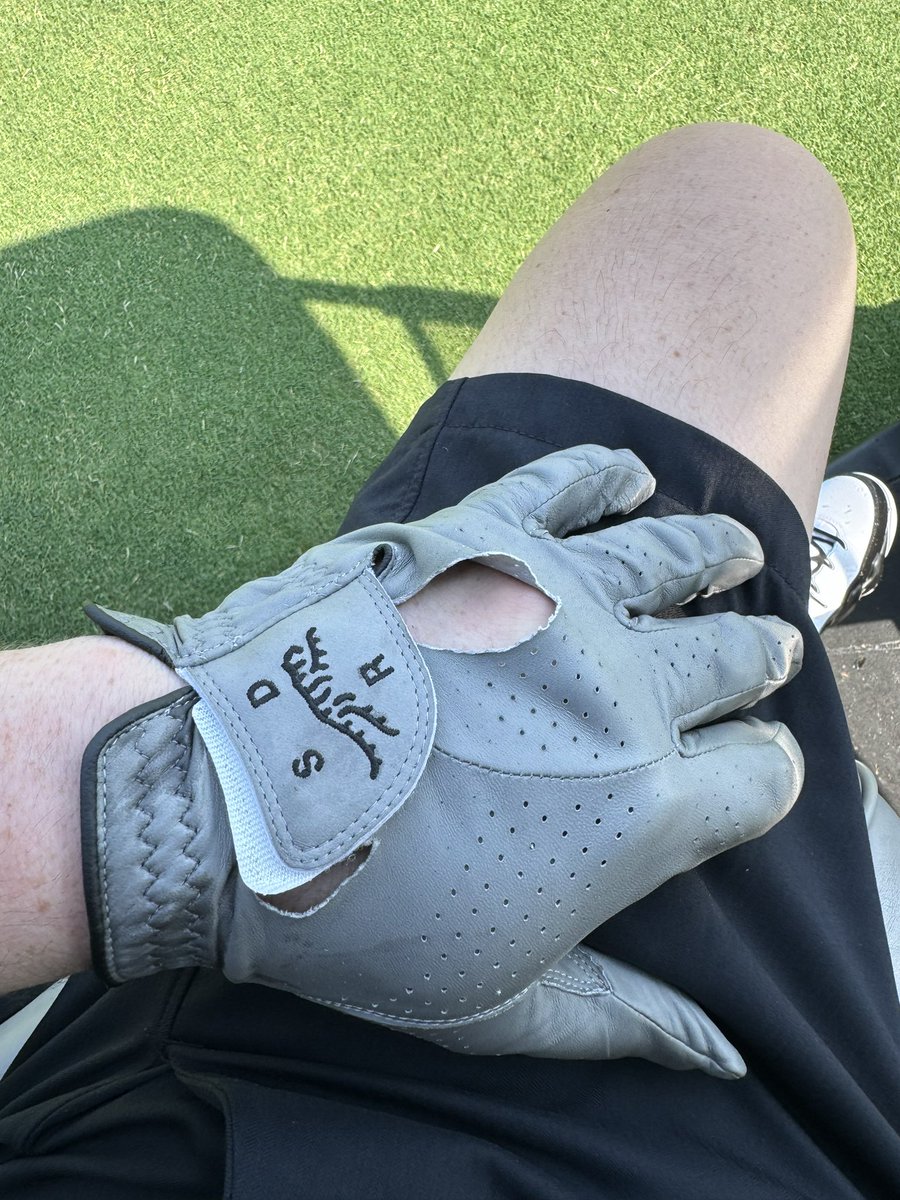 PSA don’t buy @SunDayRed golf gloves. Been wearing this for 30 min.