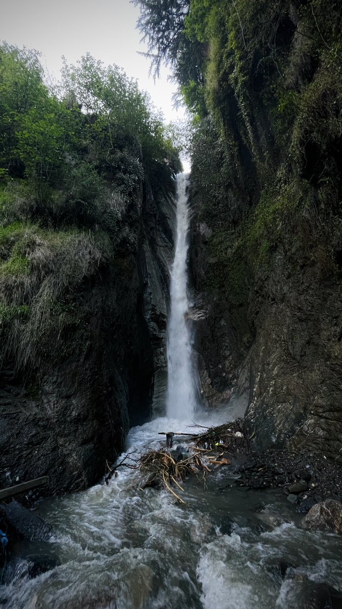 There is a hidden message in every waterfall.
It says if you are flexible, falling will not hurt you.'⛲
Noorkhah #boniyar #baramulla #uri