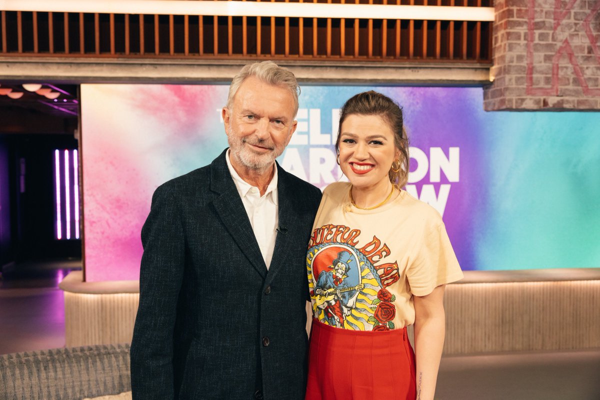 kelly clarkson took a picture with sam neill on 'the kelly clarkson show' at 30 rockefeller plaza in midtown manhattan, new york city (2024) 📸: kellyclarksontv (twitter)