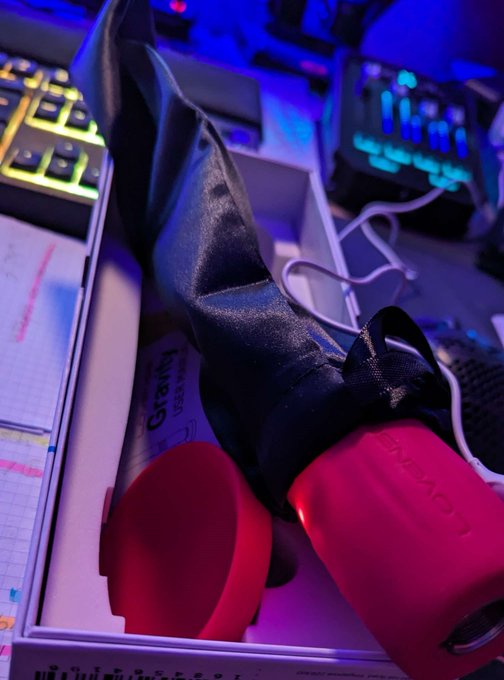 To begin with, new toy !  Gravity by lovense, thrust and vibrate hehe, that's going to be hella fun to<a href="/tag/femboy"class="tags"><span>#femboy</span></a>