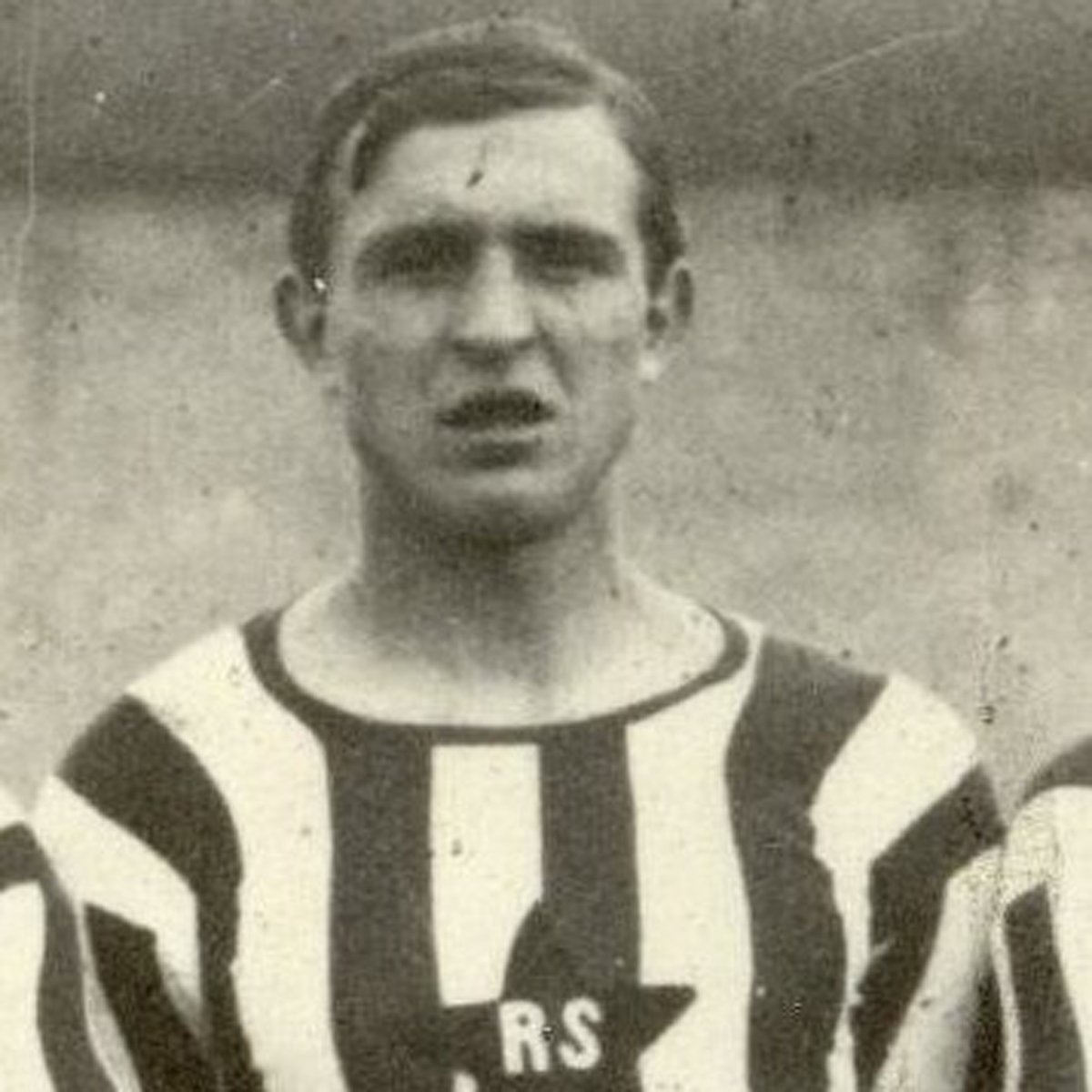 RedStarFC's tweet photo. Ils s’appelaient Émilien, Rino, Henri, Eugène, Jacques, Maurice et Roger. Ils ont porté le maillot du @RedStarFC et ont été victimes des horreurs de la guerre. Nous rendons hommage à ces hommes courageux pour ne pas oublier leurs sacrifices. #8Mai1945 #RedStarLegacy ✪