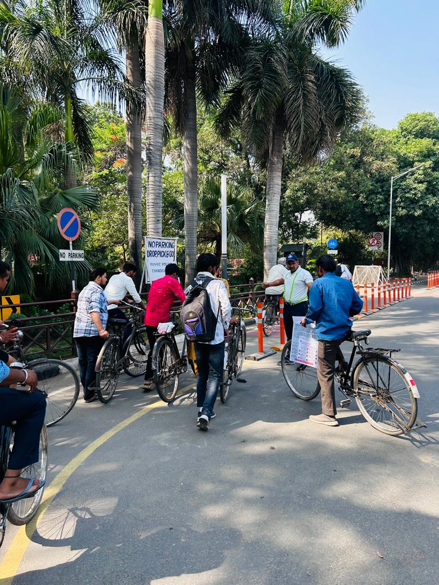 Ensuring safety on Chandigarh's roads! Our CYCLE SAFETY SQUAD is on duty, affixing #reflectivetape on bicycles, rickshaws, and rehris at key spots like Lake turn, pelican Light Lake, Hira Singh chowk. Enhanced visibility for night hours, preventing collisions. #WeCareForYou🚴‍♂️