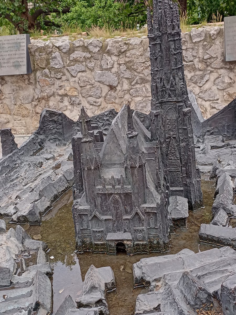 Am Stephansplatz ist Hochwasser. Zumindest geht das aus dieser Skulptur hervor 🤔🤷