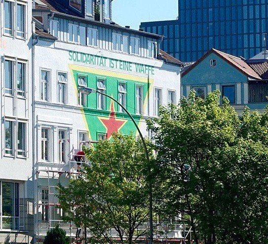Solidarity is a weapon! 7. Mai 2018 Hamburg Hafenstraße #YPJ #Hamburg #Hafenstraße #TwitterKurds #Berxwedanjiyane #Antifa #AntifaEnternasyonal #Rojava #BijiYPJ #BijiYPG #Riseup4Rojava #JinJiyanAzadi Bericht via. @FiratNews_DE: anfdeutsch.com/aktuelles/soli…
