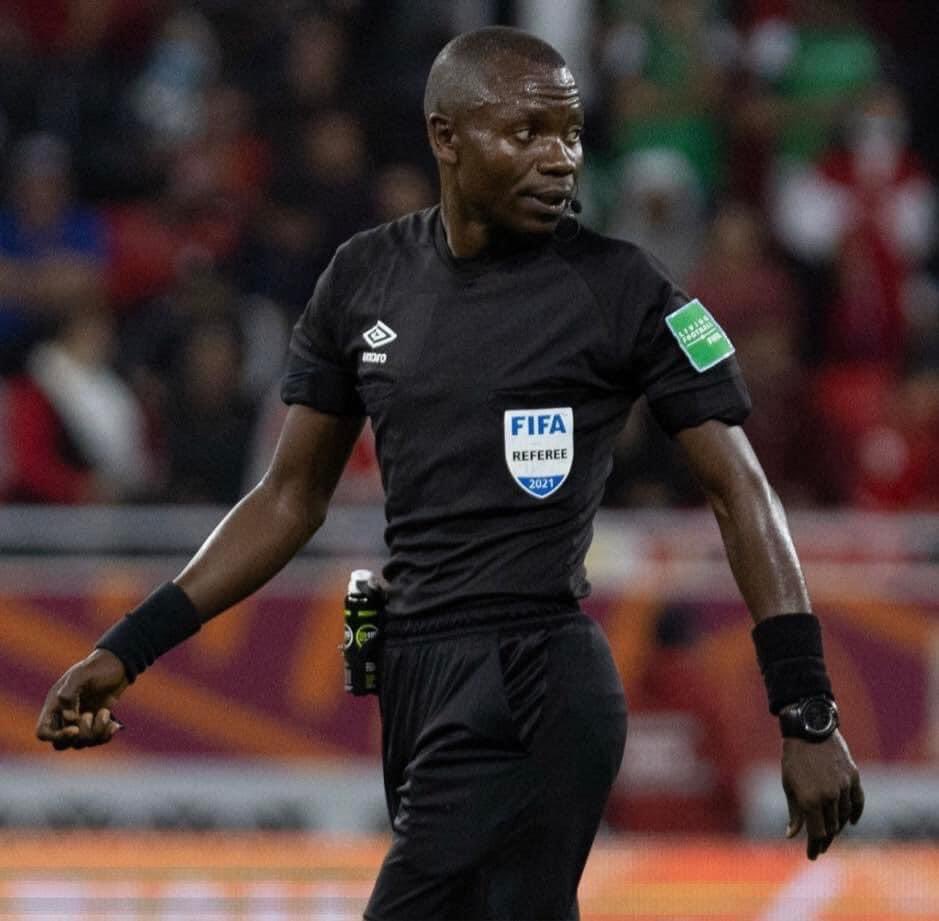 🚨[Inter-clubs CAF)
Jean-Jacques Ndala sera au sifflet de la finale retour de la League des champions africains ce 25 mai 2024 au Caire. La finale opposera les daibles rouges d'Al ahly🇪🇬 et les sangs et or de l'espérance de Tunis🇹🇷
@FecofaRdc 
@JLumbuenadio 
@JeanpyKabongo2