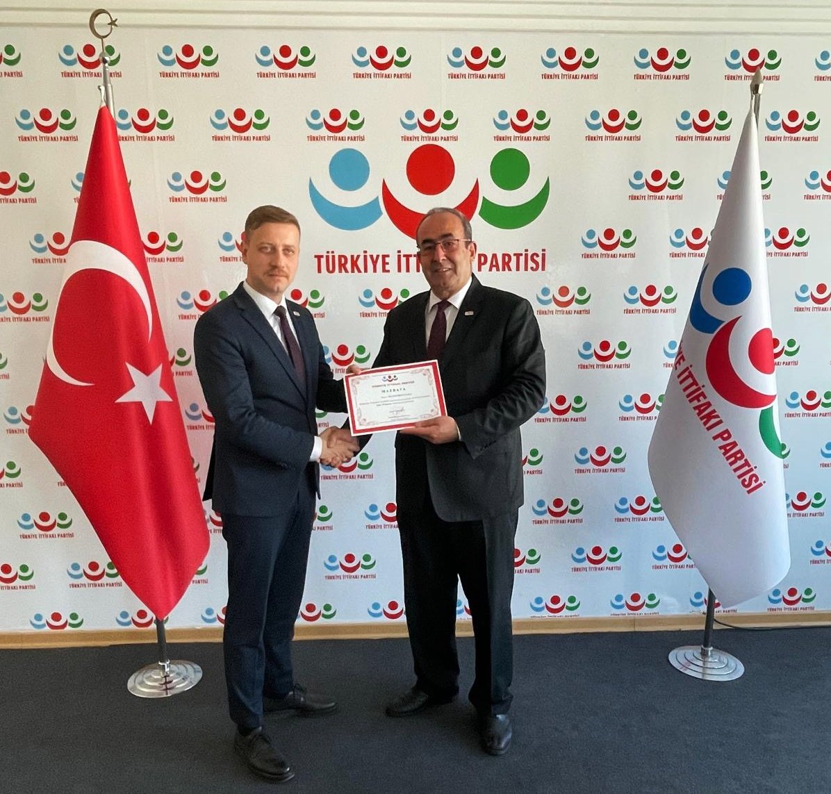 İzmir il başkanlığı görevine atanan Sayın Seçkin Boyunağa'ya @BoyunagaSeckin , mazbatası genel başkan vekilimiz Sayın Enver Türkoğlu tarafından takdim edildi.